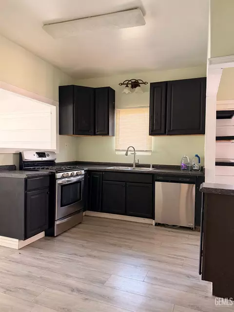 Kitchen - 429 D St, Taft, CA 93268 photo 2 of 2