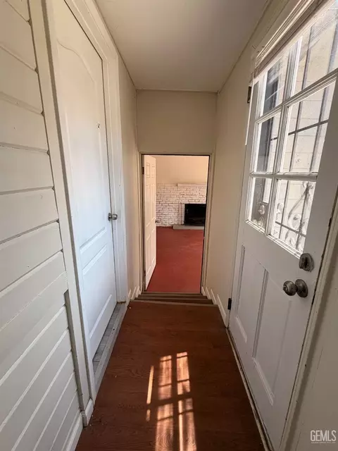 Entry Way - 429 D St, Taft, CA 93268 photo 2 of 2