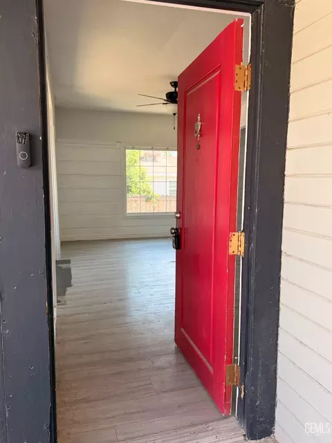 Entry Way - 429 D St, Taft, CA 93268 photo 1 of 2