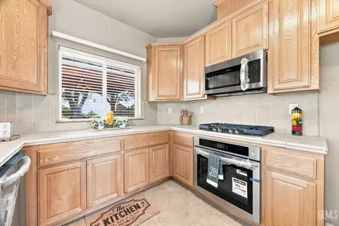 Kitchen - 24650 Sandpiper Ct, Tehachapi, CA 93561 photo 4 of 8