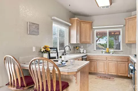 Kitchen - 24650 Sandpiper Ct, Tehachapi, CA 93561 photo 1 of 8