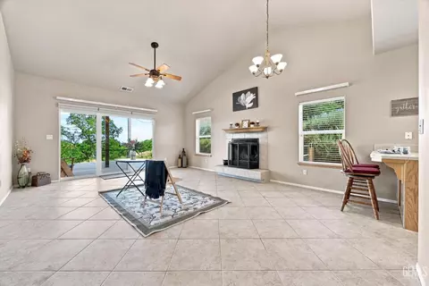 Living - 24650 Sandpiper Ct, Tehachapi, CA 93561 photo 1 of 1