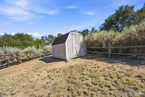 Exterior - 24650 Sandpiper Ct, Tehachapi, CA 93561 photo 10 of 13