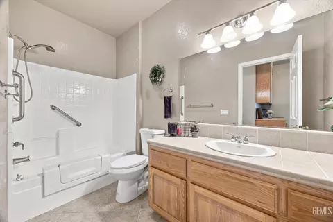 Bath - 24650 Sandpiper Ct, Tehachapi, CA 93561 photo 2 of 2