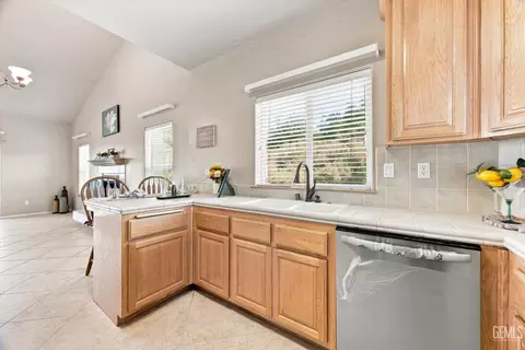 Kitchen - 24650 Sandpiper Ct, Tehachapi, CA 93561 photo 7 of 8