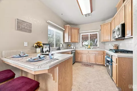 Kitchen - 24650 Sandpiper Ct, Tehachapi, CA 93561 photo 2 of 8