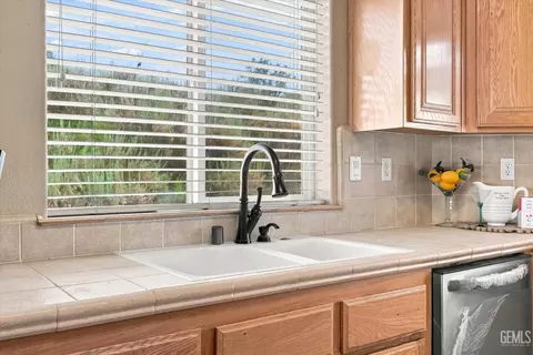 Kitchen - 24650 Sandpiper Ct, Tehachapi, CA 93561 photo 6 of 8