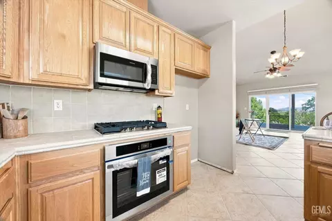 Kitchen - 24650 Sandpiper Ct, Tehachapi, CA 93561 photo 8 of 8