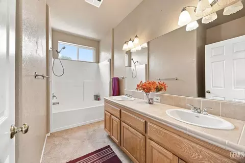 Bath - 24650 Sandpiper Ct, Tehachapi, CA 93561 photo 1 of 2