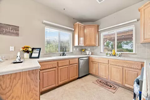 Kitchen - 24650 Sandpiper Ct, Tehachapi, CA 93561 photo 3 of 8