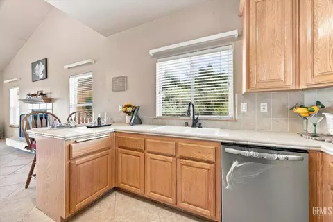 Kitchen - 24650 Sandpiper Ct, Tehachapi, CA 93561 photo 5 of 8