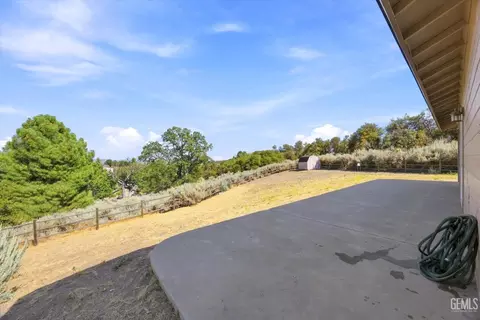 Exterior - 24650 Sandpiper Ct, Tehachapi, CA 93561 photo 8 of 13