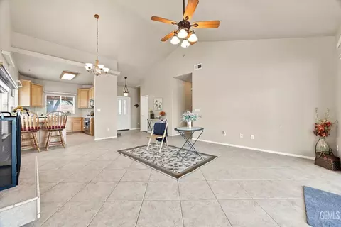 Entry Way - 24650 Sandpiper Ct, Tehachapi, CA 93561 photo 2 of 2