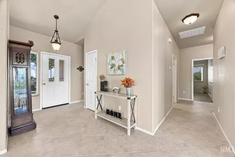 Entry Way - 24650 Sandpiper Ct, Tehachapi, CA 93561 photo 1 of 2