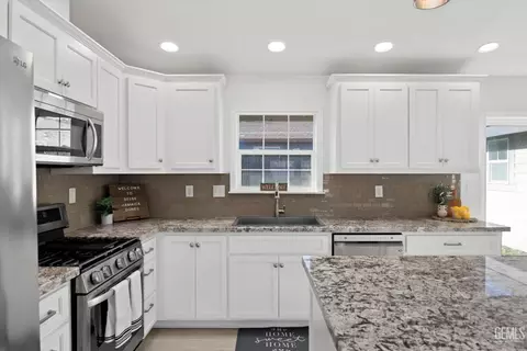 Kitchen - 30150 Jamaica Dunes Dr, Tehachapi, CA 93561 photo 2 of 4