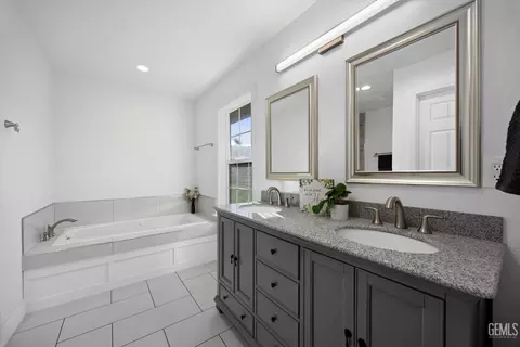 Bath - 30150 Jamaica Dunes Dr, Tehachapi, CA 93561 photo 1 of 5