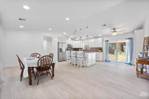 Dining - 30150 Jamaica Dunes Dr, Tehachapi, CA 93561 photo 1 of 3