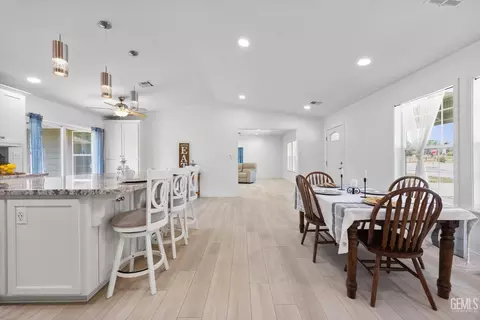 Dining - 30150 Jamaica Dunes Dr, Tehachapi, CA 93561 photo 3 of 3