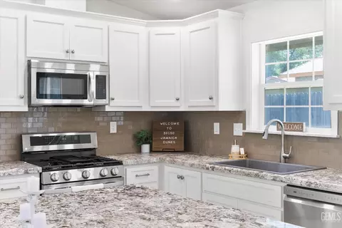 Kitchen - 30150 Jamaica Dunes Dr, Tehachapi, CA 93561 photo 4 of 4