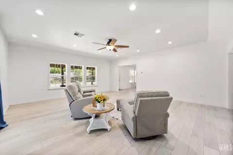 Living - 30150 Jamaica Dunes Dr, Tehachapi, CA 93561 photo 2 of 3