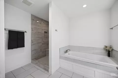 Bath - 30150 Jamaica Dunes Dr, Tehachapi, CA 93561 photo 2 of 5