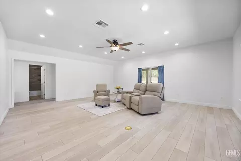 Living - 30150 Jamaica Dunes Dr, Tehachapi, CA 93561 photo 1 of 3