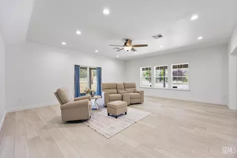 Living - 30150 Jamaica Dunes Dr, Tehachapi, CA 93561 photo 3 of 3