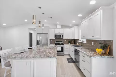 Kitchen - 30150 Jamaica Dunes Dr, Tehachapi, CA 93561 photo 3 of 4