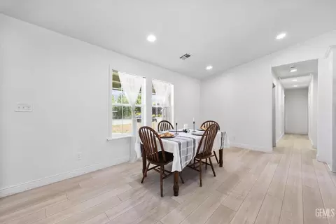 Dining - 30150 Jamaica Dunes Dr, Tehachapi, CA 93561 photo 2 of 3