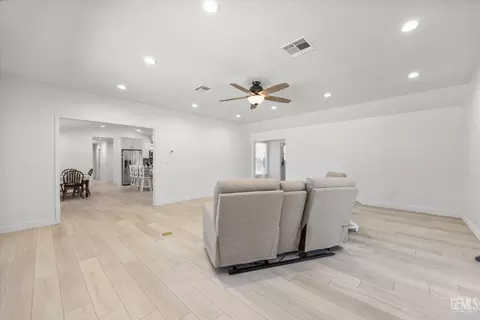 Entry Way - 30150 Jamaica Dunes Dr, Tehachapi, CA 93561 photo 1 of 3