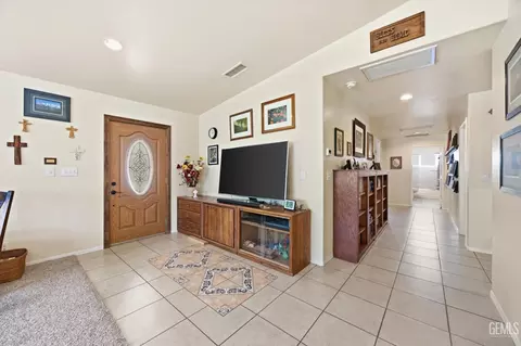 Entry Way - 17381 Bold Venture Dr, Tehachapi, CA 93561 photo 2 of 4