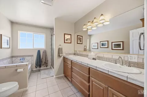 Bath - 17381 Bold Venture Dr, Tehachapi, CA 93561 photo 1 of 5