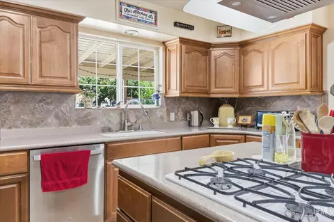 Kitchen - 17381 Bold Venture Dr, Tehachapi, CA 93561 photo 3 of 5