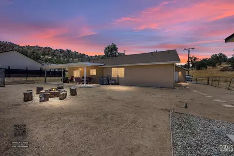 Exterior - 17381 Bold Venture Dr, Tehachapi, CA 93561 photo 4 of 10