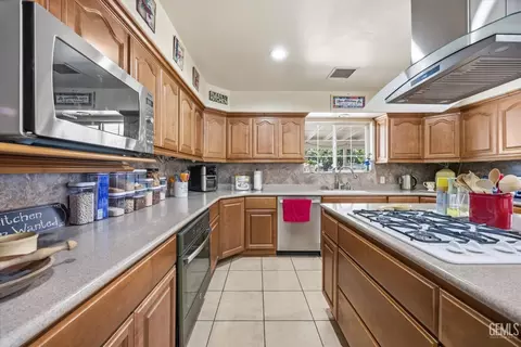Kitchen - 17381 Bold Venture Dr, Tehachapi, CA 93561 photo 2 of 5