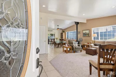 Entry Way - 17381 Bold Venture Dr, Tehachapi, CA 93561 photo 1 of 4