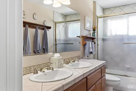 Bath - 17381 Bold Venture Dr, Tehachapi, CA 93561 photo 4 of 5
