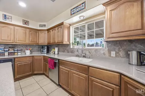 Kitchen - 17381 Bold Venture Dr, Tehachapi, CA 93561 photo 4 of 5