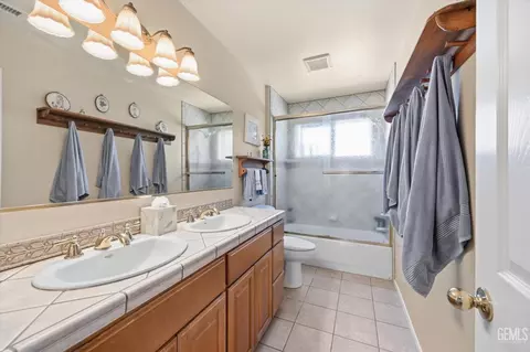 Bath - 17381 Bold Venture Dr, Tehachapi, CA 93561 photo 5 of 5