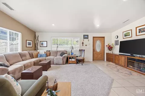 Living - 17381 Bold Venture Dr, Tehachapi, CA 93561 photo 2 of 3