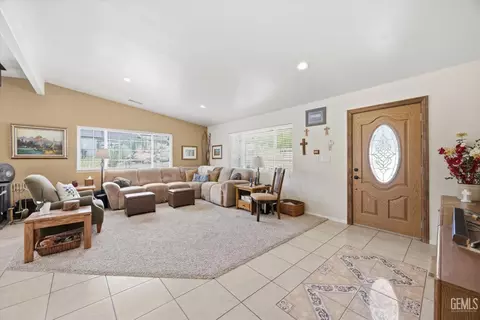 Entry Way - 17381 Bold Venture Dr, Tehachapi, CA 93561 photo 3 of 4