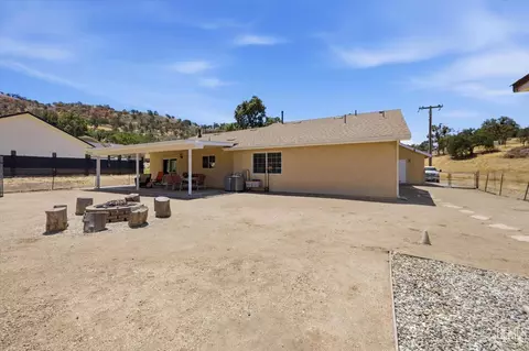 Exterior - 17381 Bold Venture Dr, Tehachapi, CA 93561 photo 5 of 10
