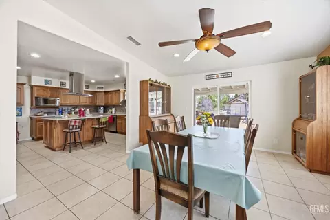 Dining - 17381 Bold Venture Dr, Tehachapi, CA 93561 photo 2 of 2