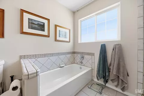 Bath - 17381 Bold Venture Dr, Tehachapi, CA 93561 photo 2 of 5