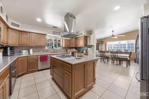 Kitchen - 17381 Bold Venture Dr, Tehachapi, CA 93561 photo 5 of 5