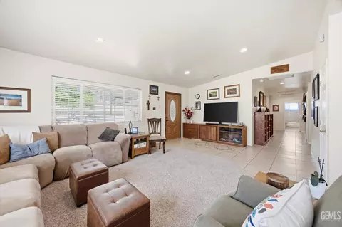 Living - 17381 Bold Venture Dr, Tehachapi, CA 93561 photo 3 of 3