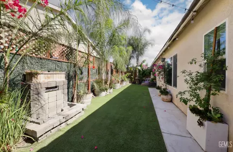 9716 Cobble Creek Dr, Shafter, CA 93263