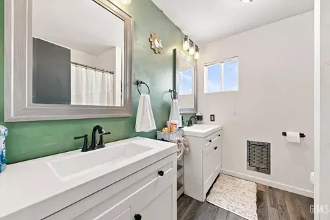 Bath - 24220 Arroyo Ct, Tehachapi, CA 93561 photo 1 of 1