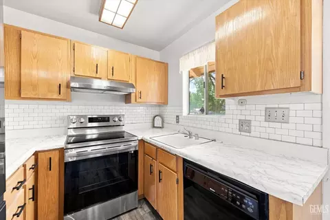 Kitchen - 24220 Arroyo Ct, Tehachapi, CA 93561 photo 3 of 3