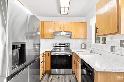 Kitchen - 24220 Arroyo Ct, Tehachapi, CA 93561 photo 2 of 3